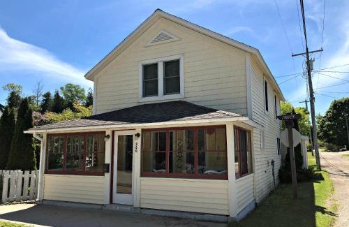 St Ignace House | Welcoming UP Cottage: Family & Pet Friendly Retreat