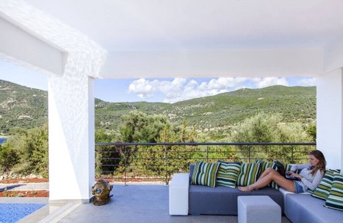 Evgiros Villa | Spacious Villa for Up to 18 Guests with Ocean View
