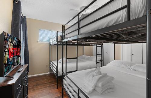 McNeil House | Up to 10 Guests - King Bed