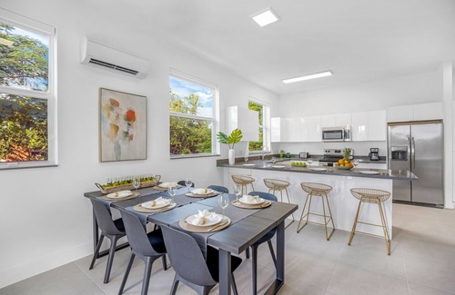 Allapattah House | Modern House for 12 Guests Near Wynwood with Pool & Spa