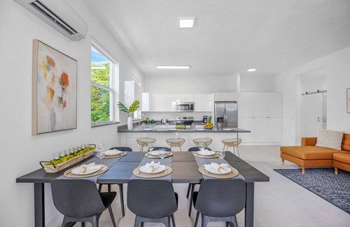 Allapattah House | Modern House for 12 Guests Near Wynwood with Pool & Spa