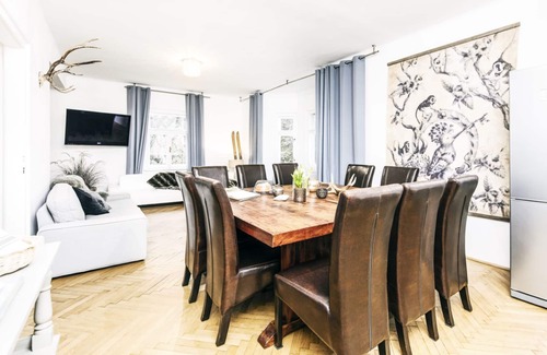 Nonntal Villa | Spacious Retreat for 16 with BBQ, Bikes & Ski Access
