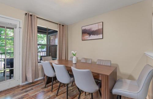 McNeil House | Up to 32 People - Luxurious Home