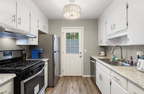 Northeast Pensacola House | Dog-Friendly Escape with Fenced Yard and Top Ratings