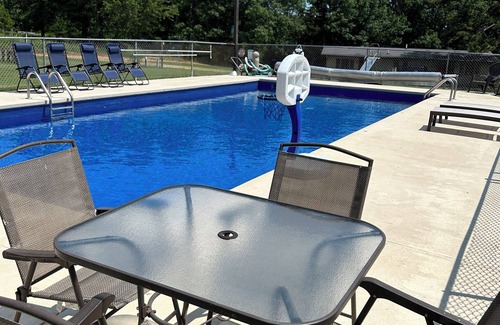 Oakland Cabin | Scenic Bull Shoals Lake 2-Bedroom Cabin with Pool