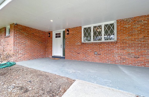 South Central Omaha House | Ideal 3 Bed 2 Bath Retreat in Omaha - Rated 10/10!