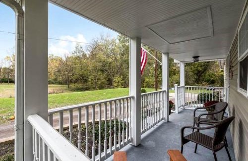 Loveland House | Updated 3bd Cottage on Bike Trail with River Access