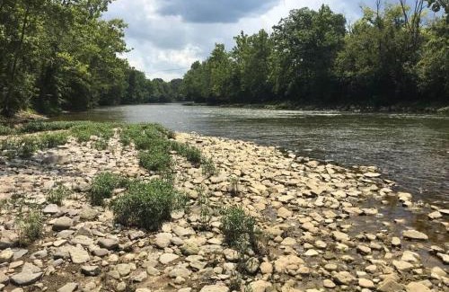 Loveland House | Updated 3bd Cottage on Bike Trail with River Access