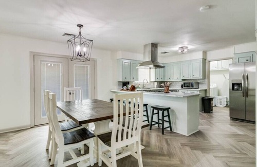 Crowley House | Discover a 3BR Country Escape in Crowley - Rated 10/10!
