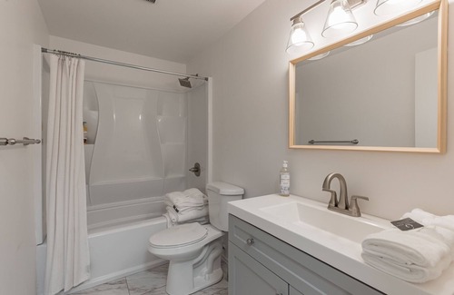 Oak Creek House | Guest Rated 10/10: Cozy 4-Bedroom House with Great Amenities