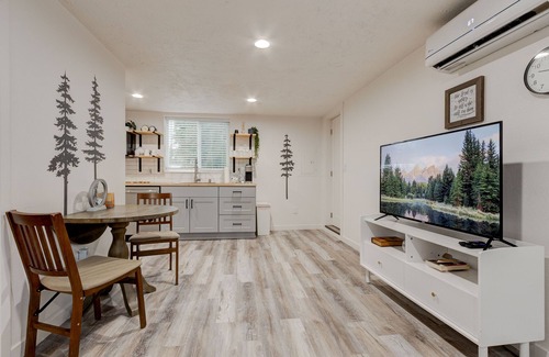 Starcrest Apartment | Bright and Inviting Guest Suite with Spa & Hot Tub Access