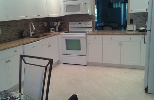 High Point Condo | Modern 2-Bed Villa with Pool & Spa Near SE Florida Ocean