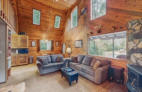 Bandon Cabin | Dog-Friendly Retreat Near Beach with Ocean View & Spa