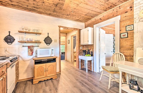 Hatton Cabin | Cozy Cabin Retreat with Porch Near Cossatot River