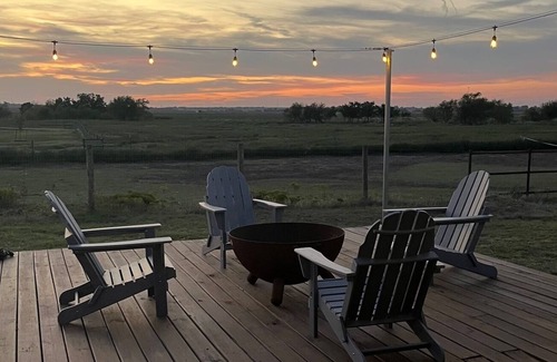 El Reno House | Updated camper with horse accommodations! Beautiful, quiet location