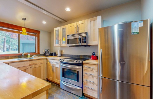 Black Butte Ranch Condo | Premier Central Oregon Condo with Pool & Full Kitchen