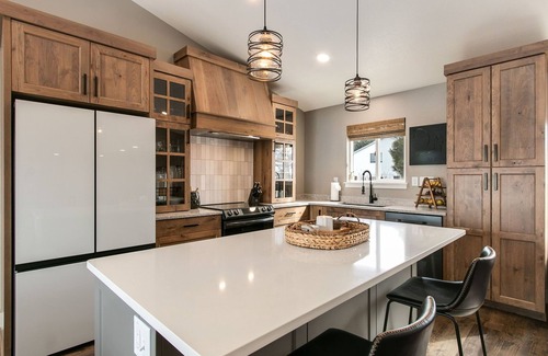 Windsor House | Cozy Modern Getaway with Spa and Family Amenities