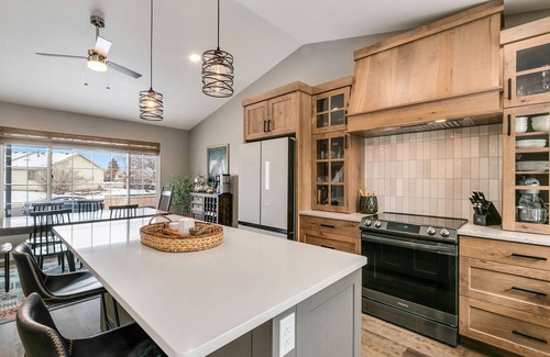Windsor House | Cozy Modern Getaway with Spa and Family Amenities
