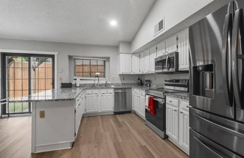 Denton House | Pet-Friendly 3 Bed Retreat in Updated Denton - Rated 10/10