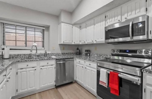 Denton House | Pet-Friendly 3 Bed Retreat in Updated Denton - Rated 10/10