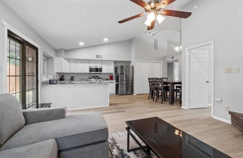 Denton House | Pet-Friendly 3 Bed Retreat in Updated Denton - Rated 10/10