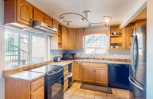 Port Orford House | Dog-Friendly Retreat with Ocean Views - Steps to the Beach