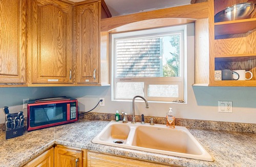 Port Orford House | Dog-Friendly Retreat with Ocean Views - Steps to the Beach