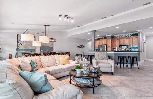 Clearwater Beach Condo | Waterfront Oasis: 10/10 Rated Dolphins Retreat with Pool