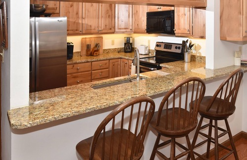Eagle-Vail House | Stylish Eagle-Vail Duplex with Hot Tub & Sauna for 10
