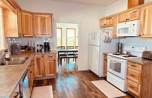 Albany House | Updated Farmhouse Near OSU with Ocean View & Breakfast