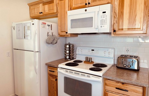 Albany House | Updated Farmhouse Near OSU with Ocean View & Breakfast