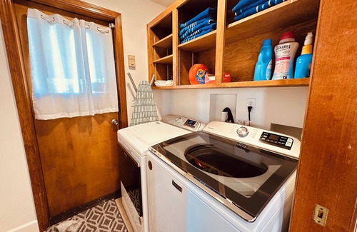 Albany House | Updated Farmhouse Near OSU with Ocean View & Breakfast