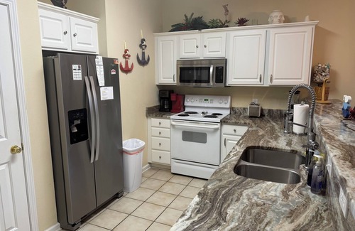 Sunset Beach Condo | Family-Friendly 3 BR Condo with Pool & Golf Access