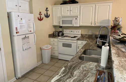 Sunset Beach Condo | Family-Friendly 3 BR Condo with Pool & Golf Access