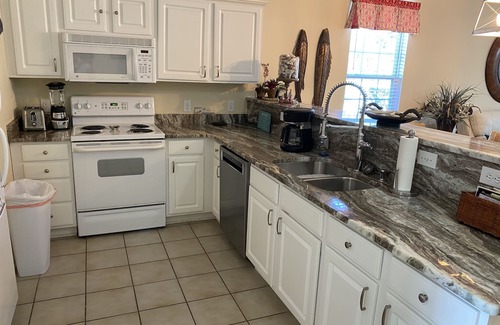 Sunset Beach Condo | Family-Friendly 3 BR Condo with Pool & Golf Access