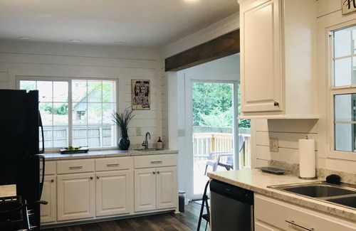 Starkville House | Cozy Retreat Near Campus with Spa and Hot Tub Amenities