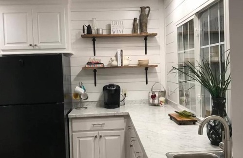 Starkville House | Cozy Retreat Near Campus with Spa and Hot Tub Amenities