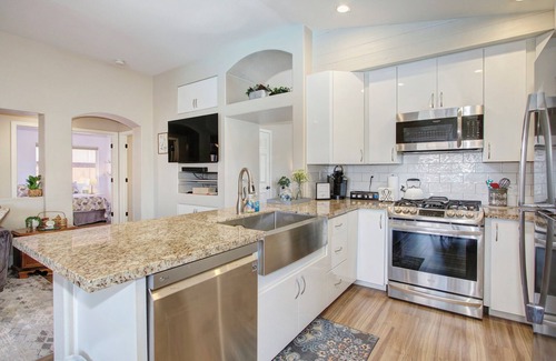 Elk Grove House | Updated House - King Bed, Pool & Hot Tub in a quiet family friendly neighborhood