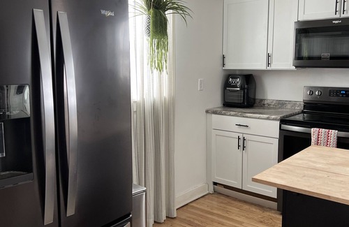 Kearney House | Modern Kitchen, Downtown Access & Pet-Friendly Retreat