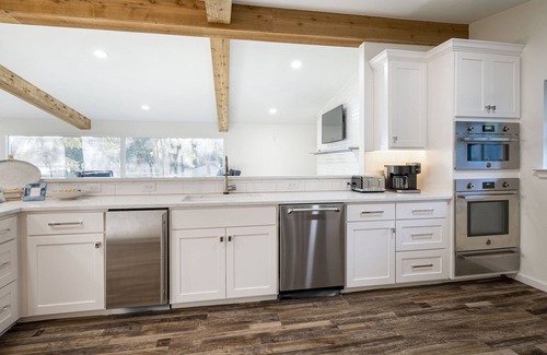 Enchanted Oaks House | Tranquil Lakeside Escape with Pool & Spa on Quiet Cove