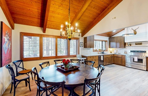 Pinetop House | Indulgent Cabin with Golf Course Views & Private Hot Tub