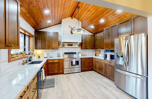Pinetop House | Indulgent Cabin with Golf Course Views & Private Hot Tub
