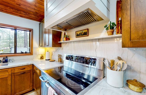 Pinetop House | Indulgent Cabin with Golf Course Views & Private Hot Tub