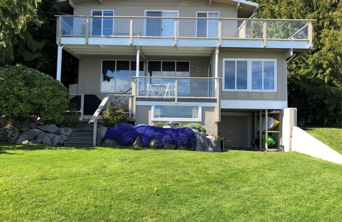 Bainbridge Island House | Waterfront Beachhouse Retreat on Bainbridge Island, WA