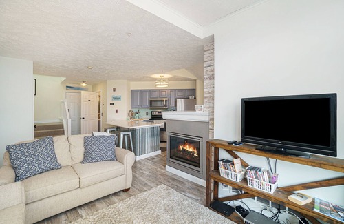 Manistee Condo | Inviting LK MI View - Pet Friendly with Oceanfront Bliss