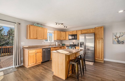 Castle Rock House | Inviting 3-Bedroom Retreat at the Foot of the Rock!