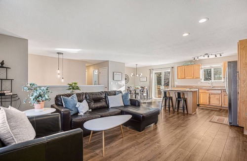 Castle Rock House | Inviting 3-Bedroom Retreat at the Foot of the Rock!