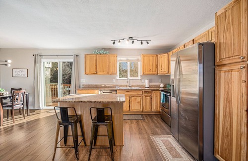 Castle Rock House | Inviting 3-Bedroom Retreat at the Foot of the Rock!