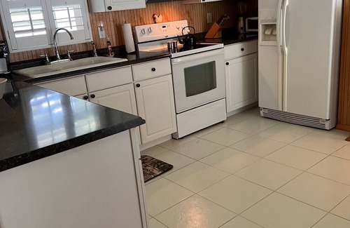 Crystal River House | Serene Mobile Home Retreat in Prime Location with Spa