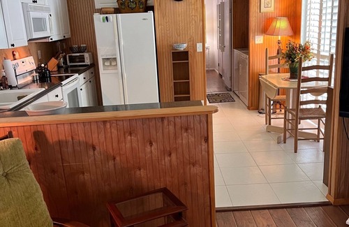 Crystal River House | Serene Mobile Home Retreat in Prime Location with Spa